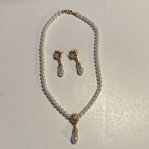 Lustrous Pearl and Gold Necklace Set